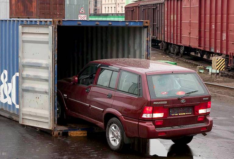 Сколько стоит перевезти жд контейнером легковую машину  из Санкт-Петербурга в Краснодар